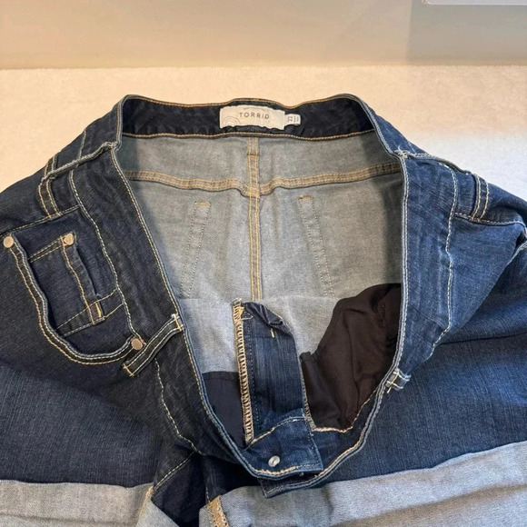 Torrid cuffed blue jean denim shorts size 22- 5 pocket design - Picture 5 of 13